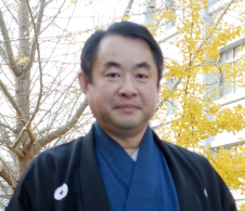 箏授業の監修者である⻑⾕川慎先生