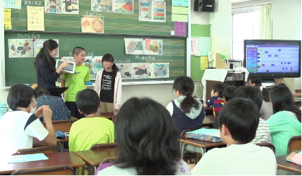 完成した楽曲を発表する様子