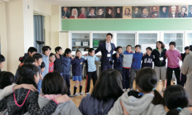 ボーカロイド教育版で作成した歌を歌う様子